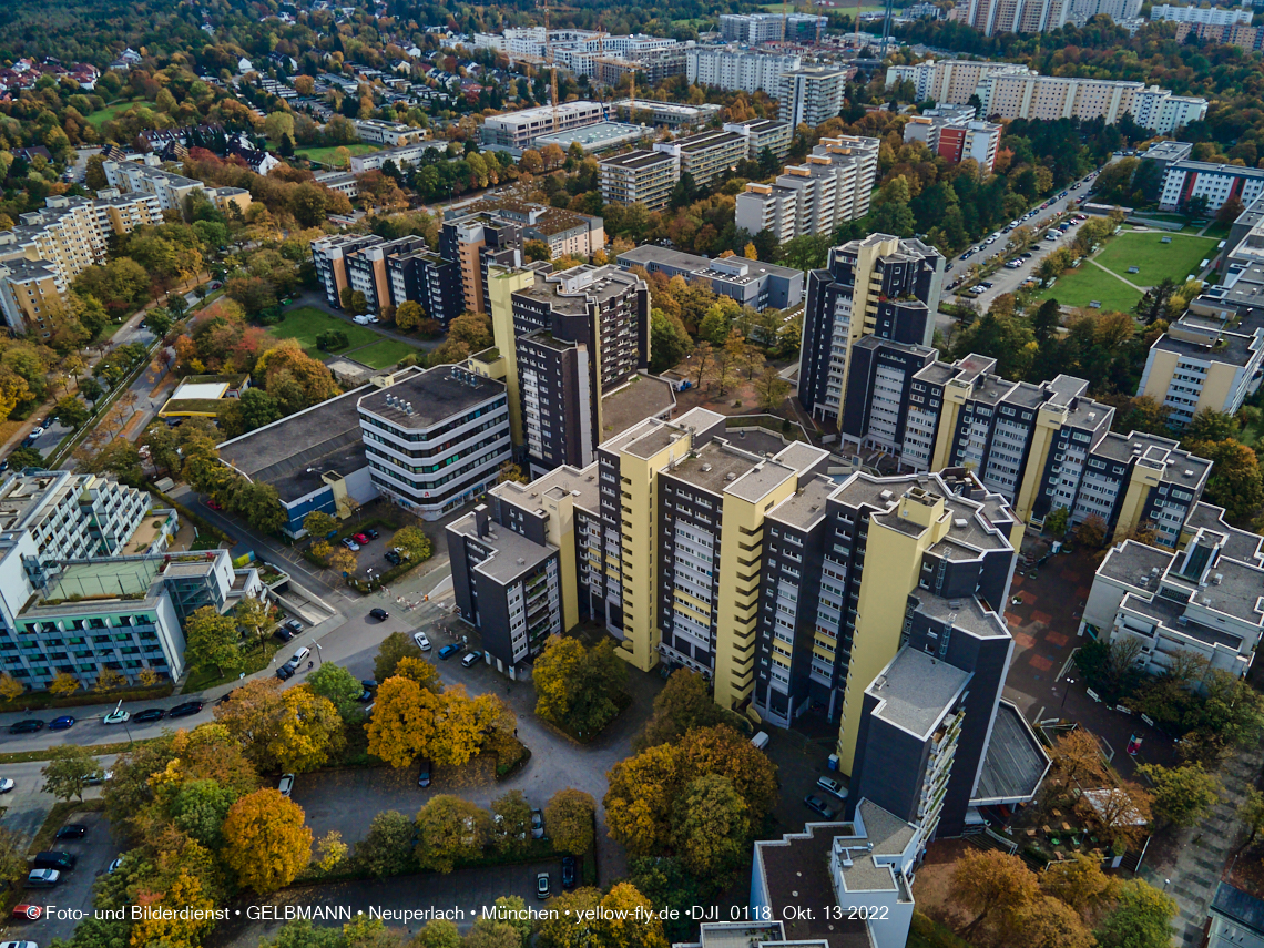 13.10.2022 - Das Marx-Zentrum und Wohnanlage Karl-Marx-Ring 52-62 in Neuperlach